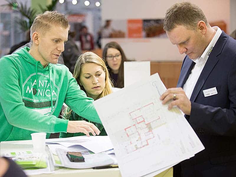 news_baumeister-franz-schatz-prueft-einreichplaene-energiesparmesse_800x600